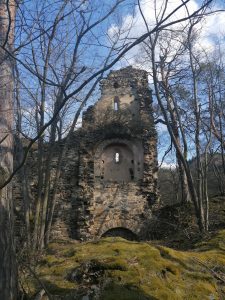 Blick auf die ehemalige Kapelle der Ruine